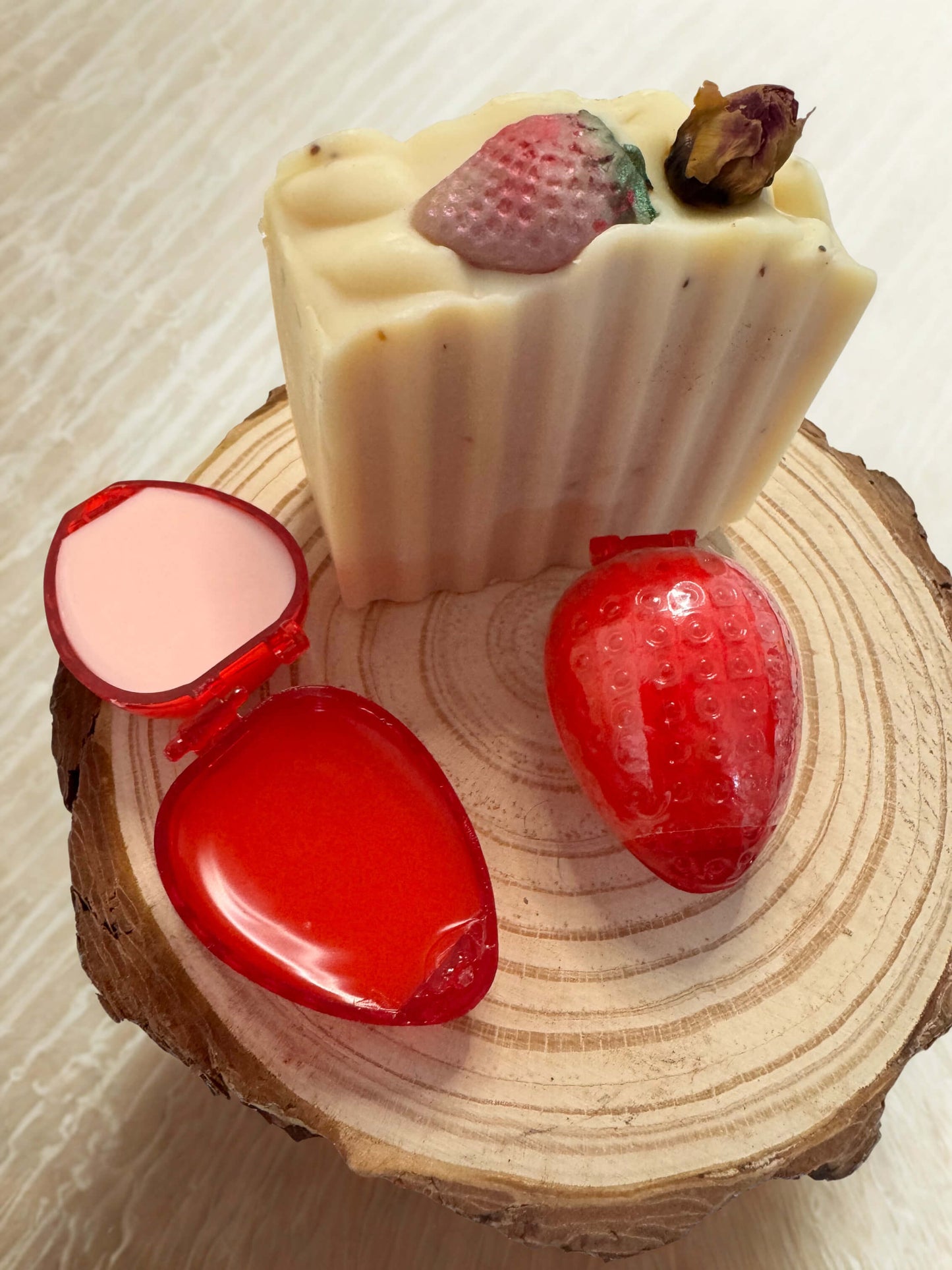 Pack labial frutilla + jabón  de pulpa de frutilla - hidratación y aroma natural